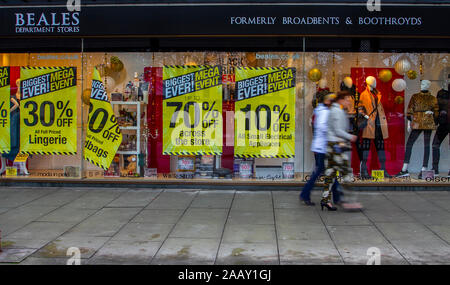 Southport, Merseyside, UK 24 novembre. Beales, anciennement connu sous le Broadbents, doit fermer ses portes avec grande fermeture jaune signes couvrant les fenêtres du magasin de la rue du Seigneur. Les ventes vendredi noir black tag event commencera à Lord Street, comme acheteurs de Noël profitez de remises et bonnes affaires magasin. /AlamyLiveNews MediaWorldImages:Crédit Banque D'Images