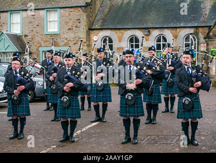 Athelstaneford, East Lothian, Écosse, Royaume-Uni. 24 novembre 2019. Festival de la Saltire : le premier jour du festival annuel marquant la Saint-André a lieu dans le lieu de naissance du drapeau national écossais où la saltire est apparue dans le ciel comme un bon présage lorsque les Pictes & Scots ont vaincu les Saxons menés par l'Athelstan. Haddington Pipe Band à l'école primaire d'Athelstaneford Banque D'Images