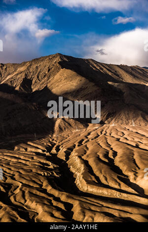 Vue aérienne de la montagne de neige et la lumière de l'aube sur le haut Himalaya Mountains de l'avion Banque D'Images