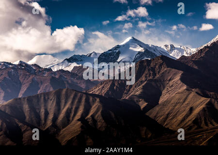 Belle Neige caped pic de montagne en Inde Banque D'Images