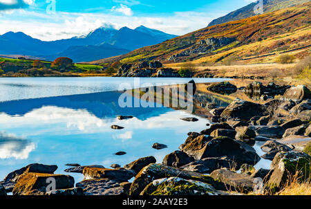 Mont Snowdon, vu de Llyn Mymbyr, près de Capel Curig, Gwynedd, au nord du Pays de Galles. Image prise en novembre 2019. Banque D'Images