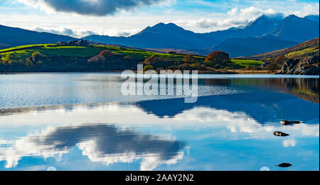 Mont Snowdon, vu de Llyn Mymbyr, près de Capel Curig, Gwynedd, au nord du Pays de Galles. Image prise en novembre 2019. Banque D'Images