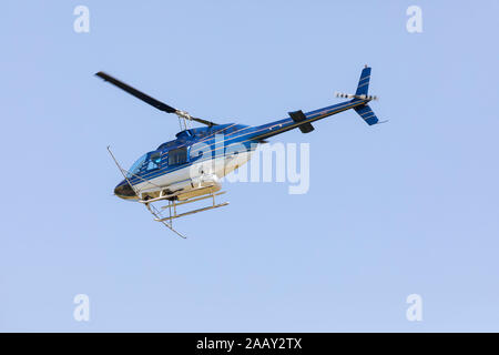 Ross Air Jet Ranger Bell 206 pulvérisation agricole spécialisé en vol de l'hélicoptère, tout en époussetant les cultures agricoles à Western Cape, Afrique du Sud Banque D'Images