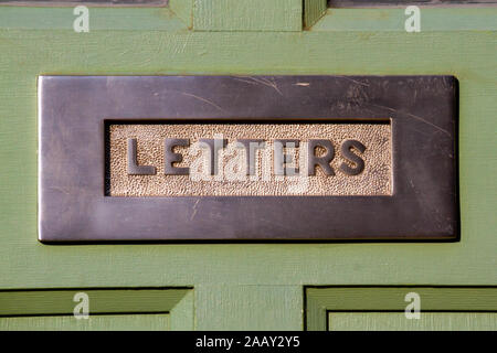 En letterbox vintage en bois d'une porte avant avec le mot lettres écrites sur elle Banque D'Images