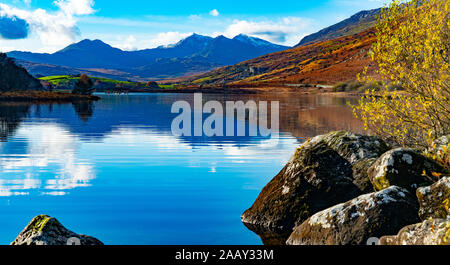 Mont Snowdon, vu de Llyn Mymbyr, près de Capel Curig, Gwynedd, au nord du Pays de Galles. Image prise en novembre 2019. Banque D'Images