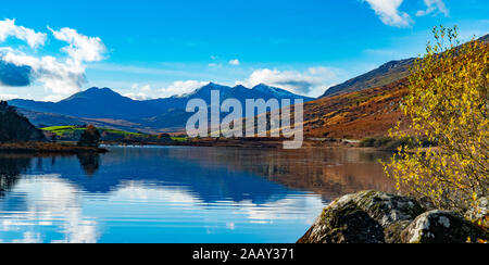 Mont Snowdon, vu de Llyn Mymbyr, près de Capel Curig, Gwynedd, au nord du Pays de Galles. Image prise en novembre 2019. Banque D'Images