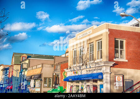 Newport, Rhode Island. Le 27 novembre 2017. Célèbre Thames Street et les entreprises locales à Newport Rhode island en fin d'après-midi soleil. Banque D'Images