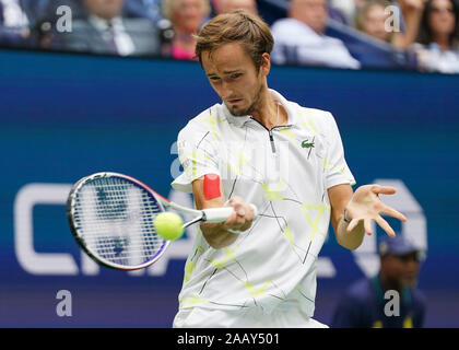 Le joueur de tennis russe Daniil Medvedev jouant un coup droit durant le tournoi de tennis de l'US Open 2019, New York City, New York State, USA Banque D'Images