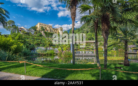 Jardin botanique avec vue sur château de Trauttmansdorff - Meran, Trentin-Haut-Adige, au nord de l'Italie. des jardins de trauttmansdorff meran südtirol italien. Banque D'Images