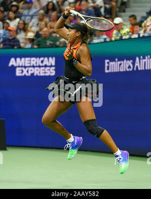 Joueur de tennis Japonais Naomi Osaka sautant dans l'air tout en jouant un coup droit, tourné pendant le tournoi de tennis de l'US Open 2019, New York City, New York Sta