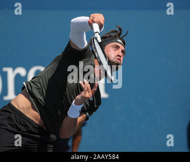 Joueur de tennis géorgien Nikoloz Basilashvili (GEO) en poste au cours de l'US Open 2019 Tournoi de tennis, New York City, New York State, USA Banque D'Images