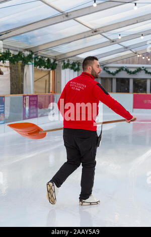 La préparation du patin à glace à la patinoire patinoire La cathédrale de Winchester, Winchester, Hampshire, Royaume-Uni en décembre Banque D'Images