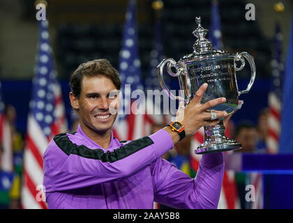 Portrait of cheerful espagnol Rafael Nadal joueur de tennis posant avec remise d'un trophée lors du trophée en 2019 US Open de tennis, New York City Banque D'Images