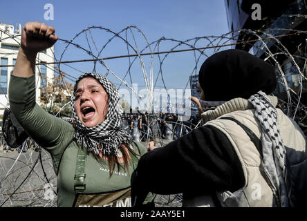 Aaoukar, Liban. 24 Nov, 2019. Des manifestants libanais crier des slogans contre le gouvernement des États-Unis au cours d'une manifestation anti-gouvernement américain contre ce qu'ils ont décrit comme l'intervention américaine dans les affaires intérieures du Liban, lors d'une route menant à l'ambassade des États-Unis au Liban. Credit : Marwan Naamani/afp/Alamy Live News Banque D'Images