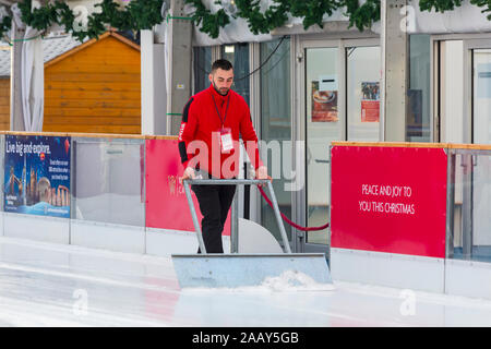 La préparation du patin à glace à la patinoire patinoire La cathédrale de Winchester, Winchester, Hampshire, Royaume-Uni en décembre Banque D'Images