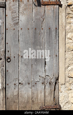 Fragment d'une ancienne porte en bois dans une maison en pierre. Banque D'Images