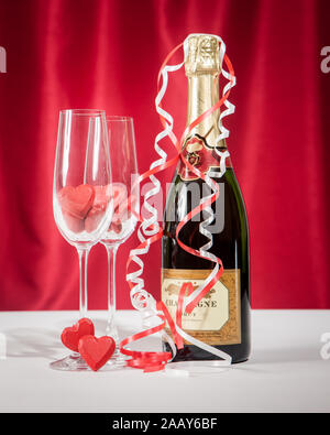 L'amour et la Saint Valentin : Bouteille de champagne et des verres pour deux. Banque D'Images