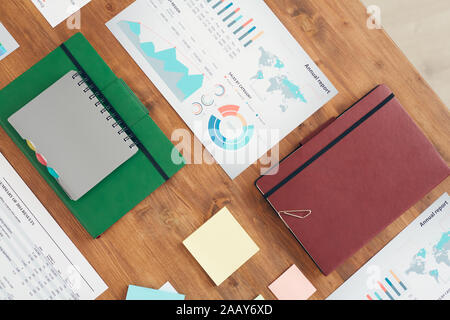 Flatlay graphique de l'arrière-plan de travail de bureau avec les cartes et documents statistiques sur table en bois, copy space Banque D'Images
