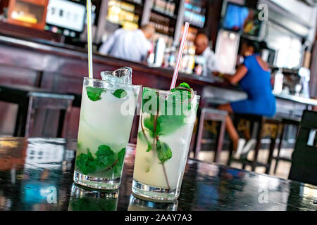Mojito cocktail dans un bar à Cuba / La Havane Banque D'Images