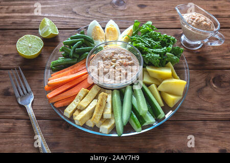 Gado gado-indonésienne salade avec des cacahuètes grillées sauce sur une table en bois. Banque D'Images