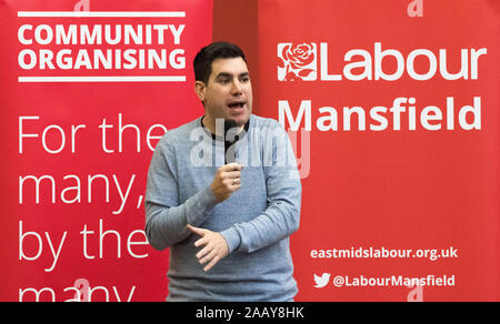 Mansfield, Nottinghamshire, Angleterre. 24e. Novembre, 2019. Richard Burgon Ombre Parti du Travail Secrétaire d'État à la justice et Lord Chancelier d'ombre à l'expression "déloger Ben Bradley" événement à Mansfield, Nottinghamshire. Ben Bradley le candidat du Parti conservateur pour Mansfield a gagné le siège du travail de Sir Alan Meale dans l'élection générale de 2017 avec une faible majorité de 1 057. Ce siège est l'un des principaux champs de bataille entre les deux principaux partis dans le 12e. Élections générales de décembre, surtout maintenant que le parti ne sont pas Brexit contestant ce siège. Credit : Alan Beastall/Alamy Li Banque D'Images