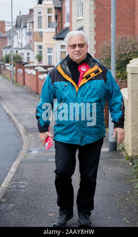 Mansfield, Nottinghamshire, Angleterre. 24e. Novembre, 2019. Jonathan Lanzman, N.C.A. états porte-à-porte et de tracts à l'appui pour le quartier de Sonya du C.P.P. pour le Parti du travail dans la région de Mansfield, Nottinghamshire. Ce siège parlementaire remporté par Ben Bradley pour le parti conservateur de Sir Alan Meale (Parti travailliste) dans l'élection générale de 2017 avec une faible majorité de 1 057 est l'un des principaux champs de bataille entre les deux principaux partis dans le 12e. Élections générales de décembre, surtout maintenant que le parti ne sont pas Brexit contestant ce siège. Credit : Alan Beastall/Alamy Live News Banque D'Images