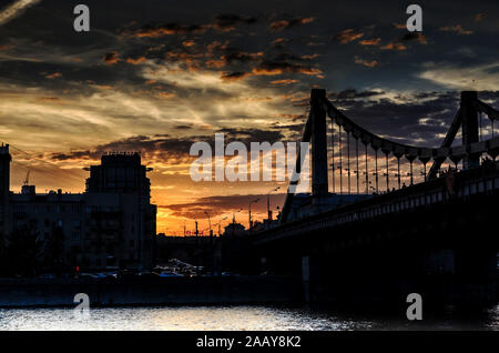 Silhouette de pont de Crimée à Moscou au coucher du soleil avec ciel coloré Banque D'Images