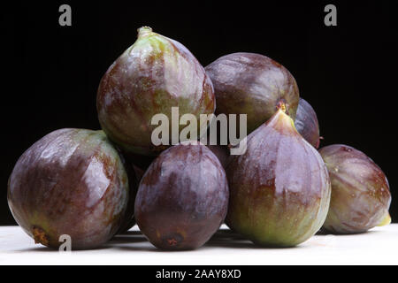 Composition de fruits d'été, des figues juteuses Banque D'Images