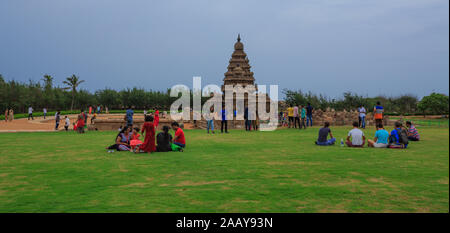 Un champ adjacent à Mahaballipuram Shore Temple où les touristes sont gambader Banque D'Images