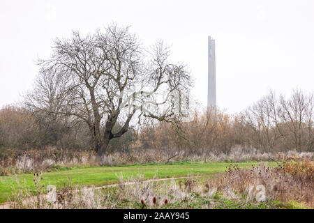 Northampton, Royaume-Uni. 24 novembre 2019, les nuages bas et des conditions humides cet après-midi tout en regardant vers l'ancienne Tour Express dans la brume à travers les fosses, Sixfield Storton Northampton. Credit : Keith J Smith./Alamy Live News Banque D'Images