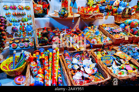 Souvenirs sur marché de noël nuit à l'hôtel de ville à Berlin reflex Banque D'Images