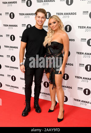 AJ Pritchard et le Safran Barker participant à la BBC Radio 1 Teen Awards 2019 tenue au Centre de Télévision, Londres. Banque D'Images