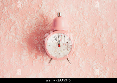 Réveil montrant cinq minutes à minuit le couleur rose pastel Banque D'Images