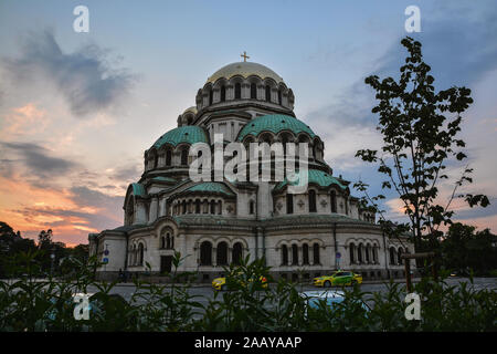 Saint cathédrale Alexandre Nevski à Sofia, en Bulgarie, au coucher du soleil. Banque D'Images