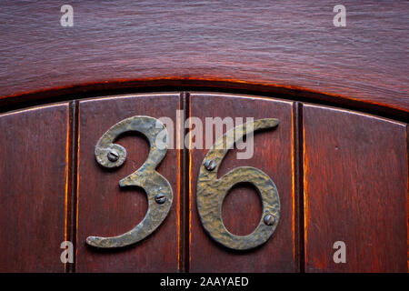 Chambre numéro 36 sur un porte en bois foncé. Banque D'Images