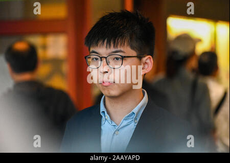 Militant pro-démocratie Johsua Wong gauche un bureau de vote de son domicile dans le district de l'Horizons après avoir voté à Hong Kong est l'élection du conseil de district le dimanche, Novembre 24, 2019. Wong avait eu l'intention de fonctionner mais sa candidature a été rejetée par les fonctionnaires électoraux. Photo de Thomas Maresca/UPI UPI : Crédit/Alamy Live News Banque D'Images