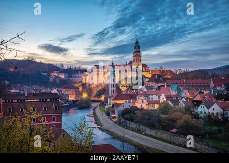 Cesky Krumlov, République tchèque. À la tombée de la ville avec la rivière Vltava et du château de Krumlov Banque D'Images