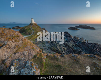 Coucher de soleil sur Tŵr Mawr phare sur l'île Llanddwyn off Anglesey, Pays de Galles Banque D'Images