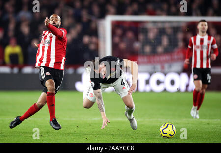 Le David de Sheffield United McGoldrick (à gauche) et Manchester United, Phil Jones bataille pour la balle durant le match de Premier League Lane, Sheffield. Banque D'Images