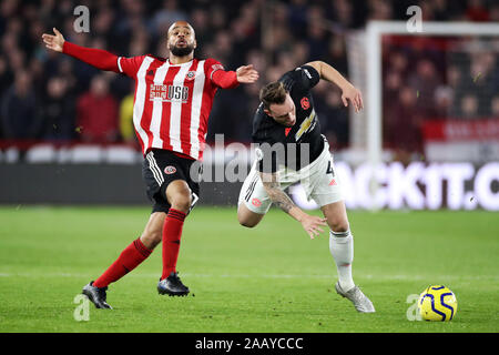 Le David de Sheffield United McGoldrick (à gauche) et Manchester United, Phil Jones bataille pour la balle durant le match de Premier League Lane, Sheffield. Banque D'Images