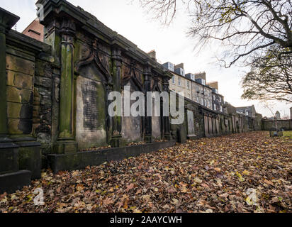 Vieux Mur cimetière avec des tombes et des sépultures, en raison d'être reconstruite dans le cadre de tramways à Newhaven, travail l'église paroissiale de Leith, Édimbourg, Écosse, Royaume-Uni Banque D'Images