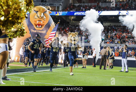23 novembre 2019 : la cellule de l'équipe de football des Panthers de pénétrer sur le terrain, le plomb par la mascotte de CRF : Roary, en avant d'un NCAA football match contre les ouragans à Miami les Marlins Park à Miami, en Floride. Crf a gagné 30-24. Mario Houben/CSM Banque D'Images