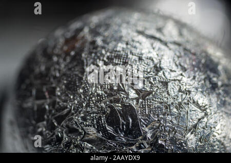 Résumé de vue inhabituels techno aluminium froissé ball, close-up, macro photo Banque D'Images