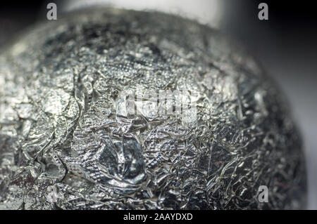 Résumé de vue inhabituels techno aluminium froissé ball, close-up, macro photo Banque D'Images