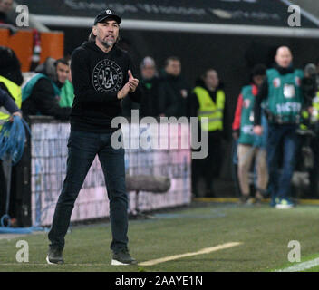 Augsburg, Allemagne. 24 Nov, 2019. Soccer : Bundesliga, FC Augsburg - Hertha BSC, 12e journée dans la WWK-Arena. Coach Martin Schmidt (Augsburg) applaudit à la ligne latérale. Credit : Stefan Udry/DPA - NOTE IMPORTANTE : en conformité avec les exigences de la DFL Deutsche Fußball Liga ou la DFB Deutscher Fußball-Bund, il est interdit d'utiliser ou avoir utilisé des photographies prises dans le stade et/ou la correspondance dans la séquence sous forme d'images et/ou vidéo-comme des séquences de photos./dpa/Alamy Live News Banque D'Images