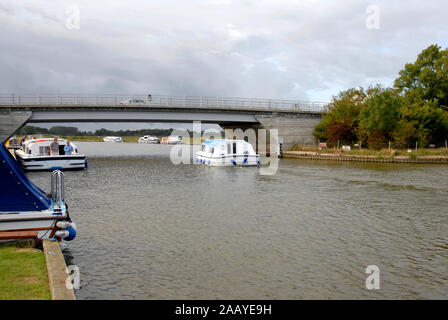 Motor Cruiser Acle en passant sous le pont de la rivière Bure, Norfolk Broads, Angleterre Banque D'Images