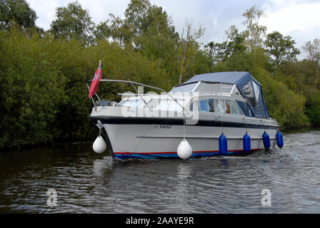 Croisière à moteur sur la rivière Ant, Norfolk Broads, Angleterre Banque D'Images