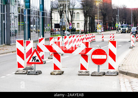 Réorganisation de la circulation la signalisation routière au cours du changement de street communications souterraines Banque D'Images