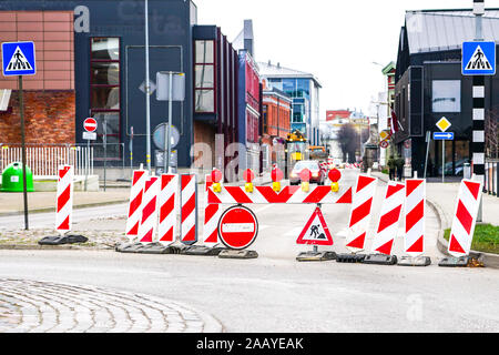 Réorganisation de la circulation la signalisation routière au cours du changement de street communications souterraines Banque D'Images