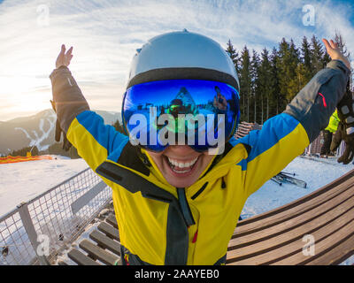 Les amis s'amusant de prendre photo sur le haut de la colline de neige. reflet dans les lunettes. Ski et snowboard Banque D'Images